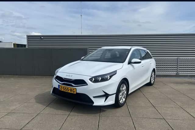Kia Ceed Sportswagon (2024) thumbnail 1