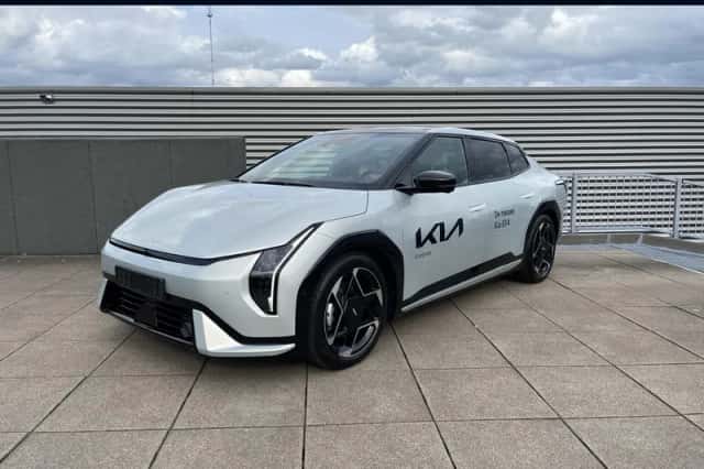 Kia EV4 (2025) thumbnail 1