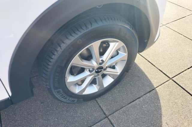 Kia Stonic (2024) thumbnail 8