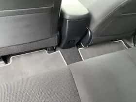 Toyota RAV4 (2016) thumbnail 104
