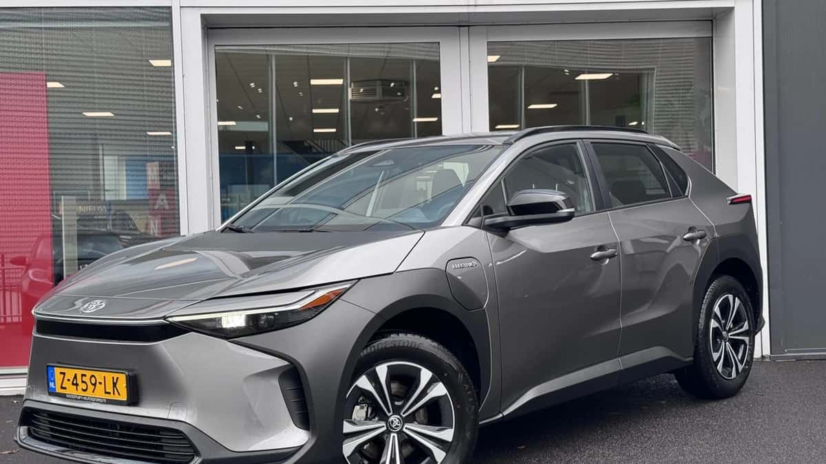 Toyota bZ4X (2024) — foto 1