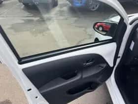 Toyota Aygo (2019) thumbnail 17