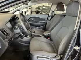 Kia Rio (2013) thumbnail 3