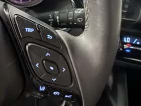 Toyota C-HR (2017) thumbnail 11