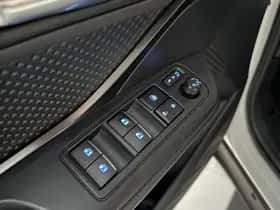 Toyota C-HR (2017) thumbnail 26