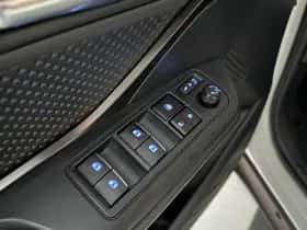 Toyota C-HR (2017) thumbnail 6