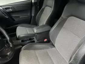 Toyota Auris (2018) thumbnail 3