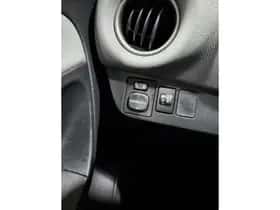 Toyota Yaris thumbnail 12