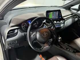 Toyota C-HR (2017) thumbnail 2
