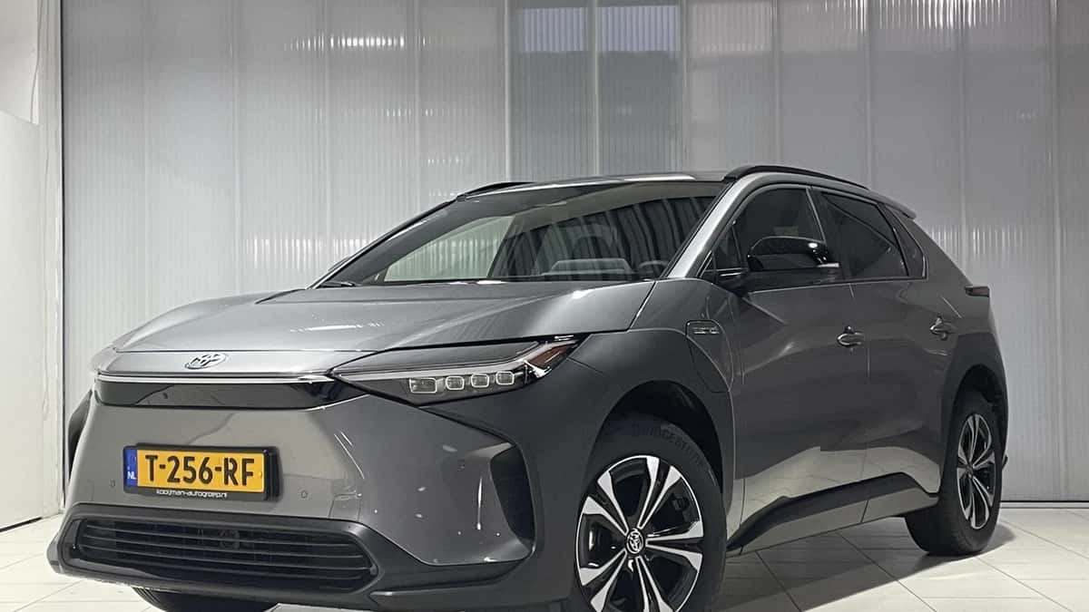 Toyota bZ4X (2023) — foto 1