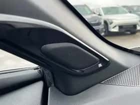 Toyota C-HR (2018) thumbnail 103