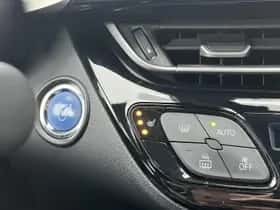 Toyota C-HR (2018) thumbnail 38