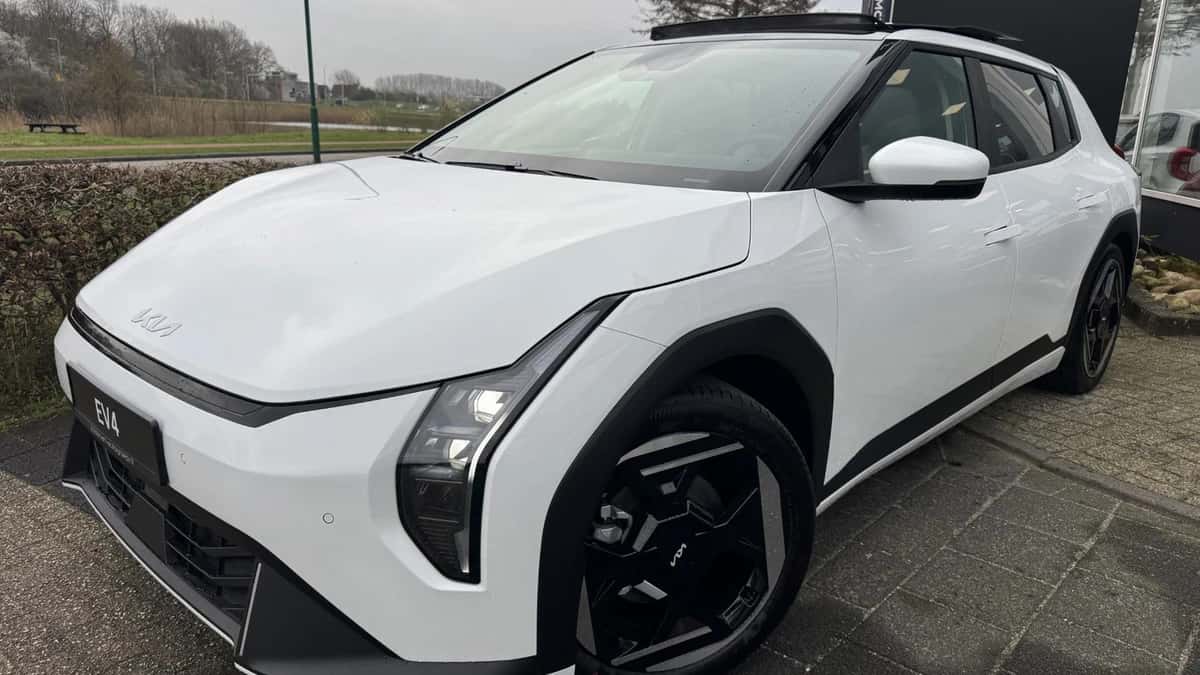 Kia EV4 (2026) — foto 1