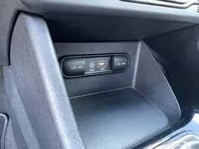 Kia Niro (2018) thumbnail 81
