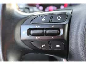 Kia Stonic (2018) thumbnail 23