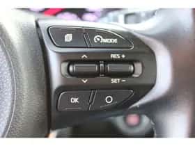 Kia Stonic (2018) thumbnail 25