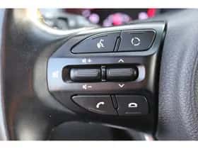 Kia Stonic (2018) thumbnail 63