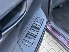 Toyota C-HR (2024) thumbnail 24