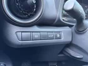 Toyota C-HR (2024) thumbnail 65