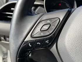 Toyota C-HR (2018) thumbnail 11