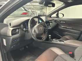 Toyota C-HR (2017) thumbnail 3