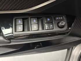 Toyota C-HR (2017) thumbnail 42