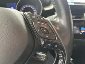 Toyota C-HR (2017) thumbnail 9