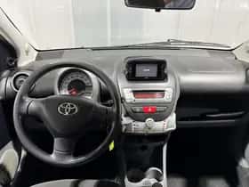 Toyota Aygo (2011) thumbnail 25