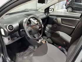 Toyota Aygo (2011) thumbnail 30
