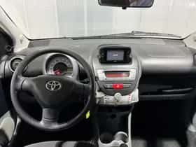 Toyota Aygo (2011) thumbnail 10