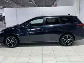 Toyota Auris (2017) thumbnail 2
