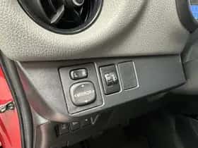 Toyota Yaris (2017) thumbnail 4