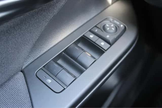 Toyota C-HR (2024) thumbnail 22