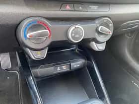 Kia Rio (2018) thumbnail 93