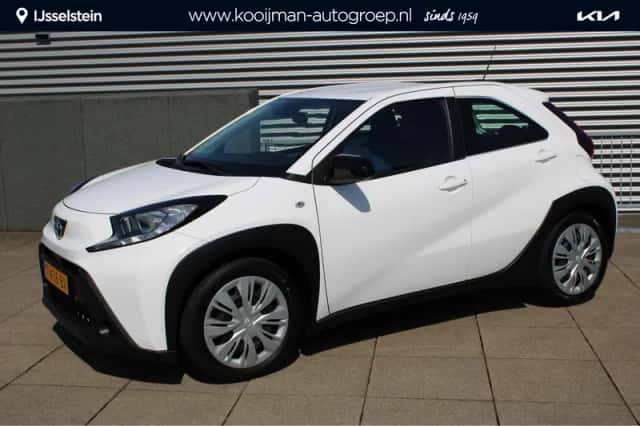 Toyota Aygo (2023) thumbnail 1