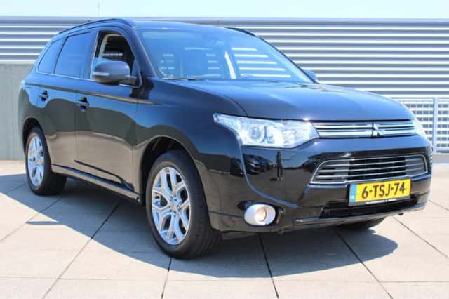 Mitsubishi Outlander (2014) thumbnail 2