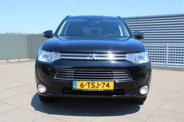 Mitsubishi Outlander (2014) thumbnail 3
