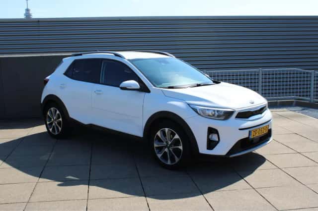 Kia Stonic (2019) thumbnail 2