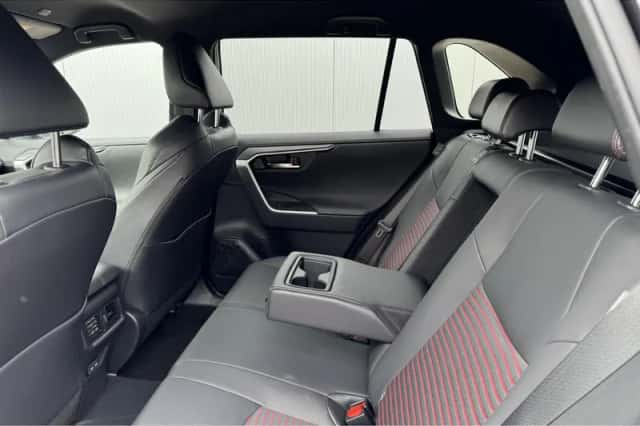 Toyota RAV4 (2023) thumbnail 8