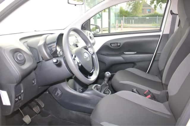 Toyota Aygo (2022) thumbnail 2