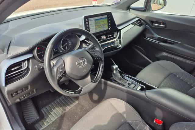 Toyota C-HR (2021) thumbnail 2