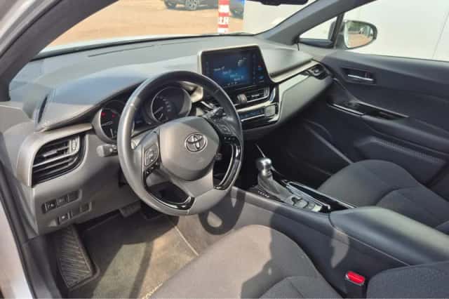 Toyota C-HR (2019) thumbnail 2