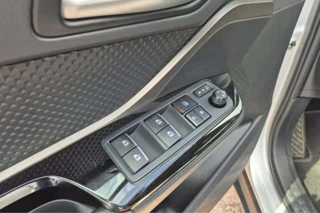 Toyota C-HR (2019) thumbnail 13
