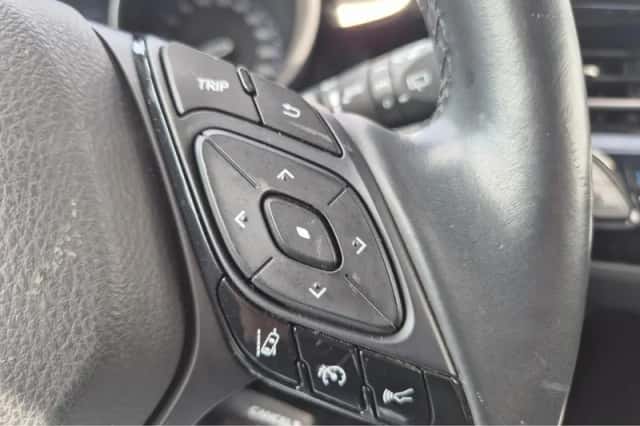 Toyota C-HR (2019) thumbnail 16