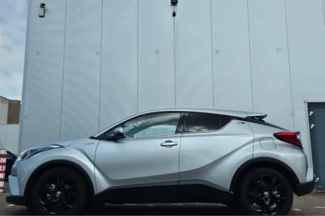 Toyota C-HR (2019) thumbnail 3