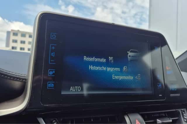 Toyota C-HR (2019) thumbnail 32