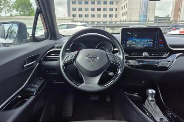 Toyota C-HR (2019) thumbnail 7