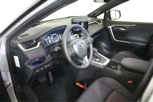 Toyota RAV4 (2025) thumbnail 6