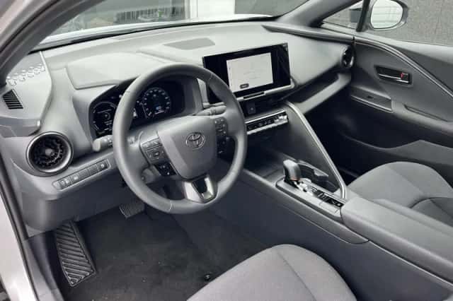 Toyota C-HR (2024) thumbnail 2
