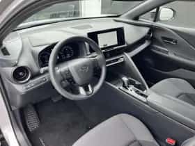 Toyota C-HR (2024) thumbnail 2